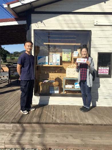 さがみっこ店舗の前で写真に納まる井上さんと菅さん