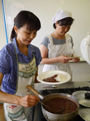 料理をする奥井さん